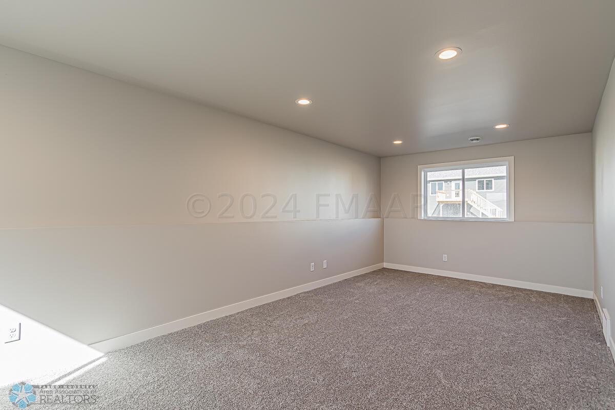 1128 Jill Dr W, West Fargo, ND 58078-15