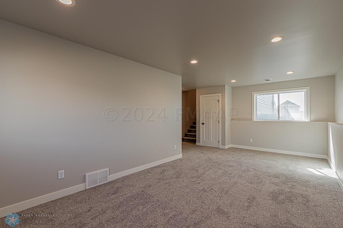 1128 Jill Dr W, West Fargo, ND 58078-16