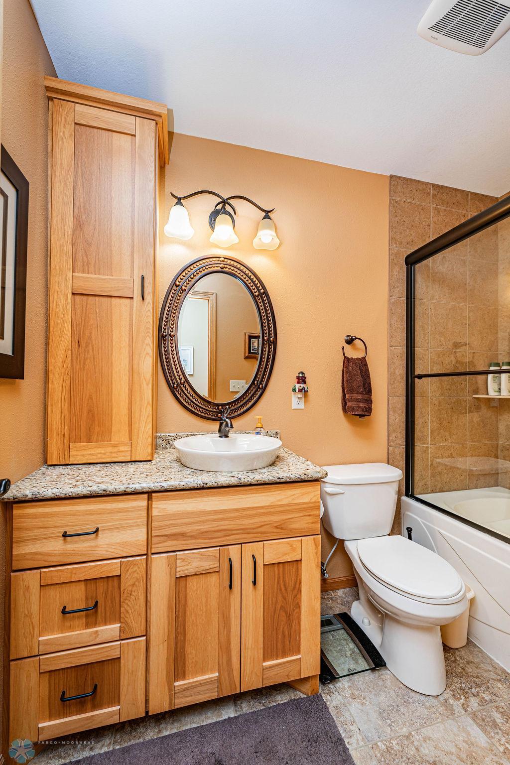 Upstairs Full Bathroom