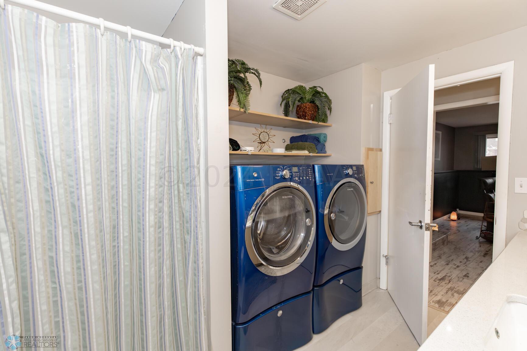 Bathroom 2/Laundry