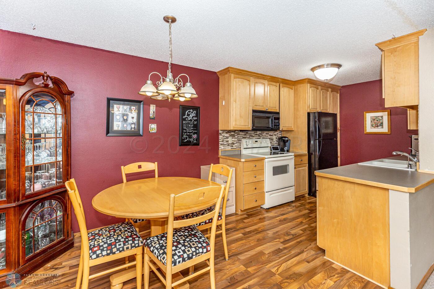Kitchen & Dining