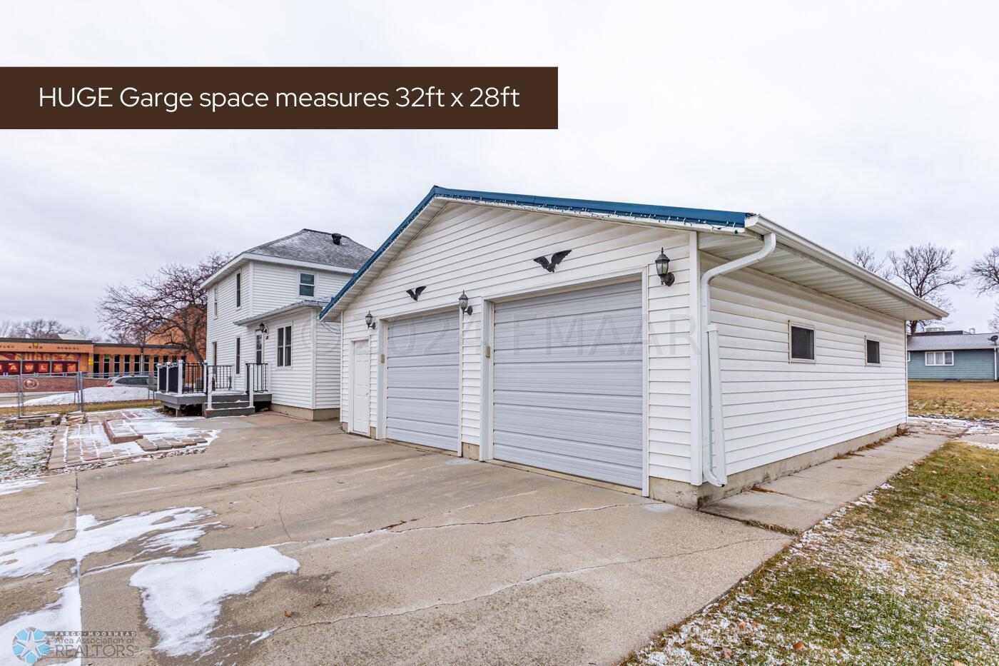 HUGE Garge space measures 32ft x 28ft