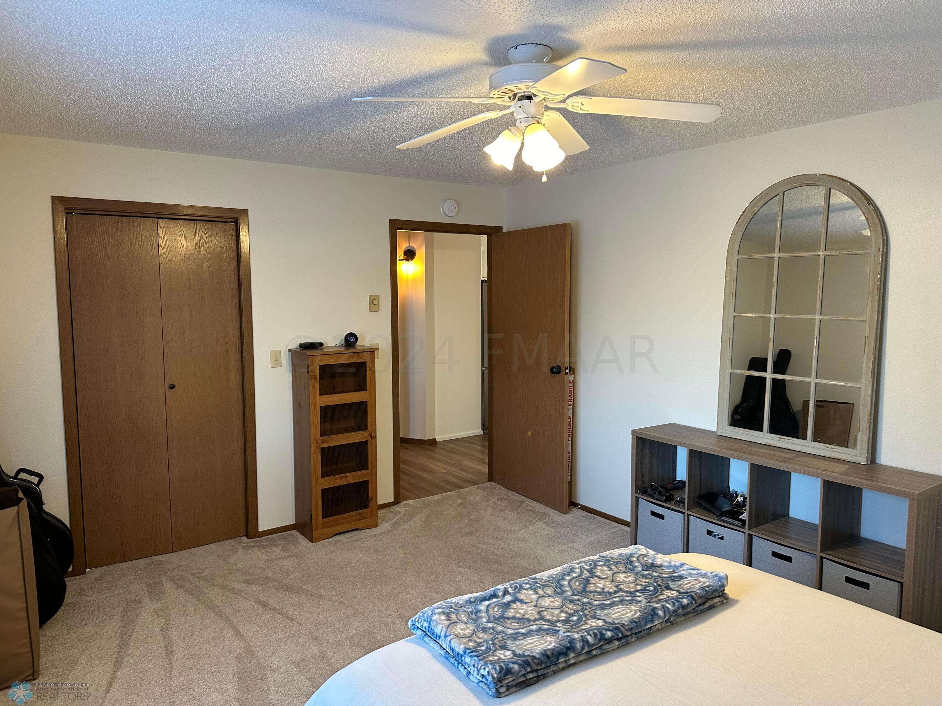Primary w/walk-in closet
