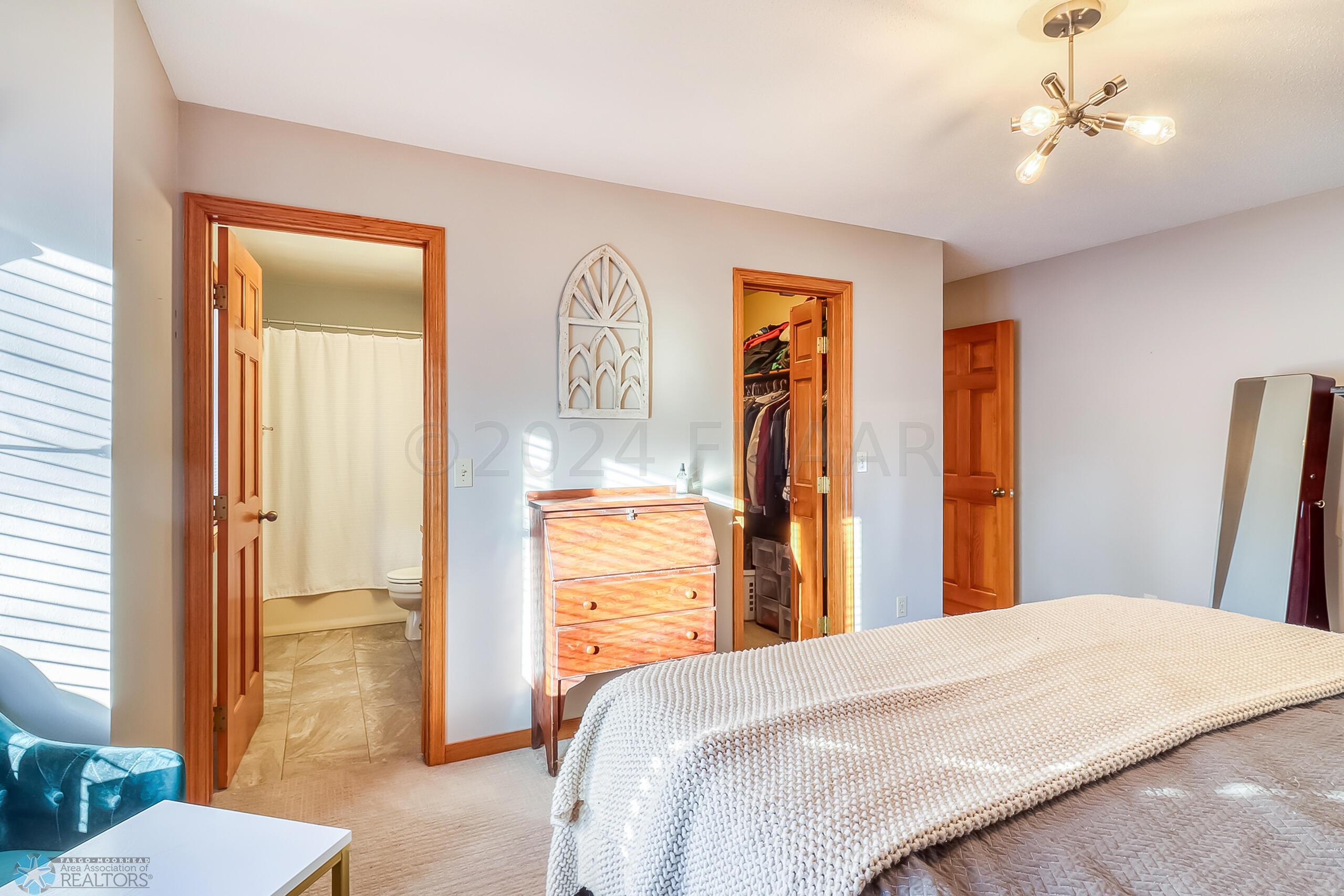 Primary Bedroom1_3