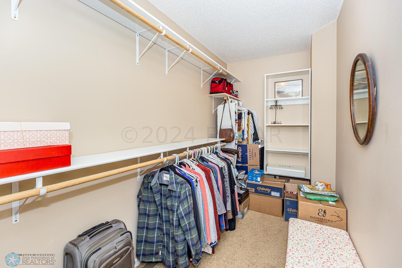 Walk-In-Closet