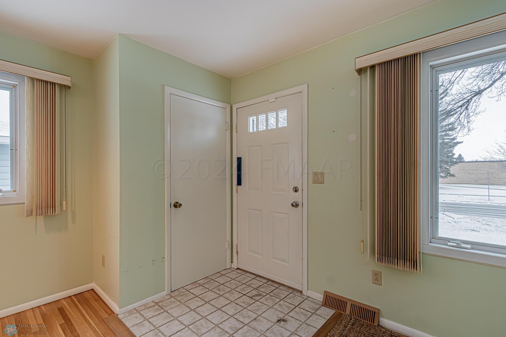 1714 16th St S Fargo, ND-08