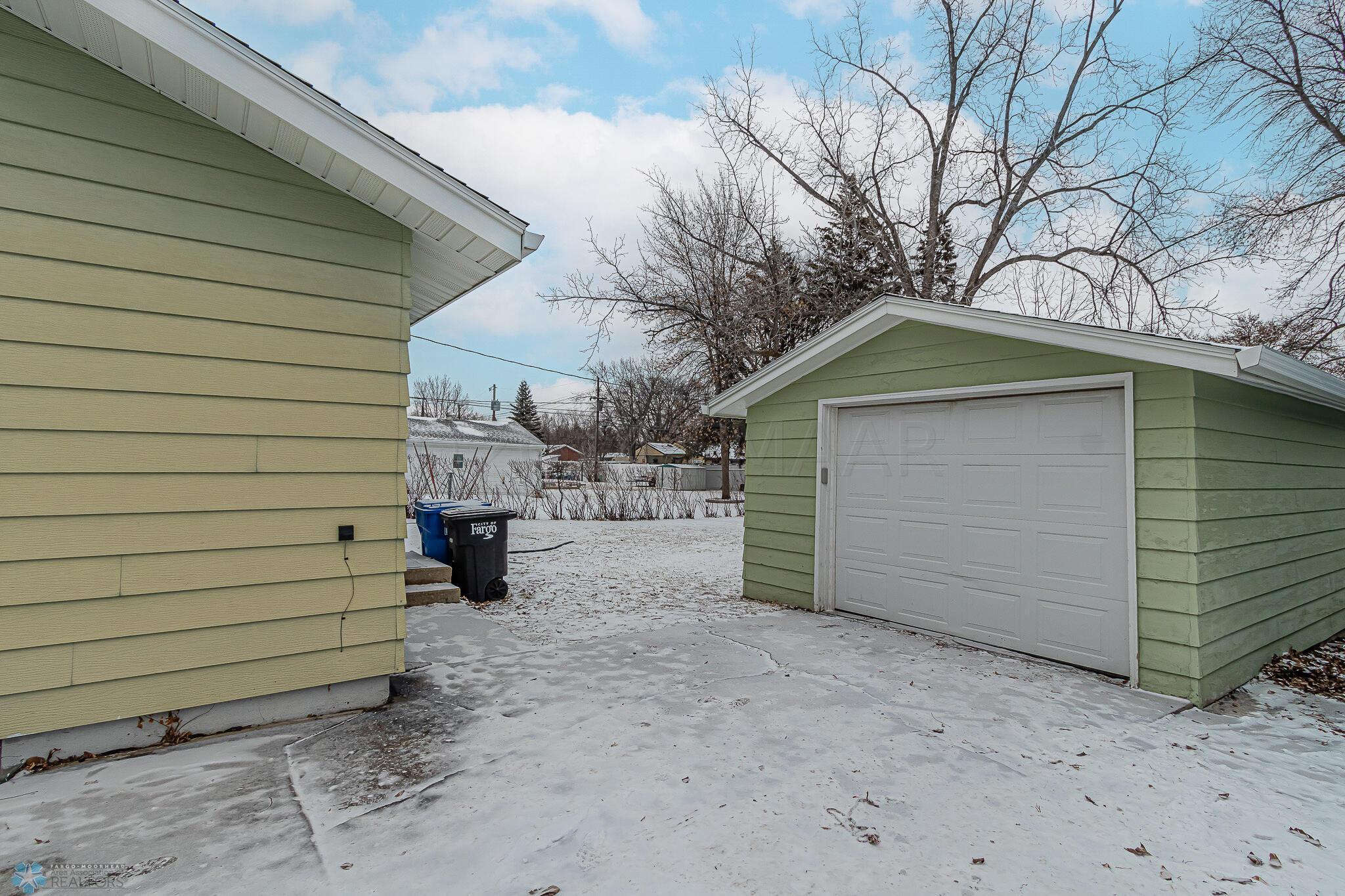 1714 16th St S Fargo, ND-38