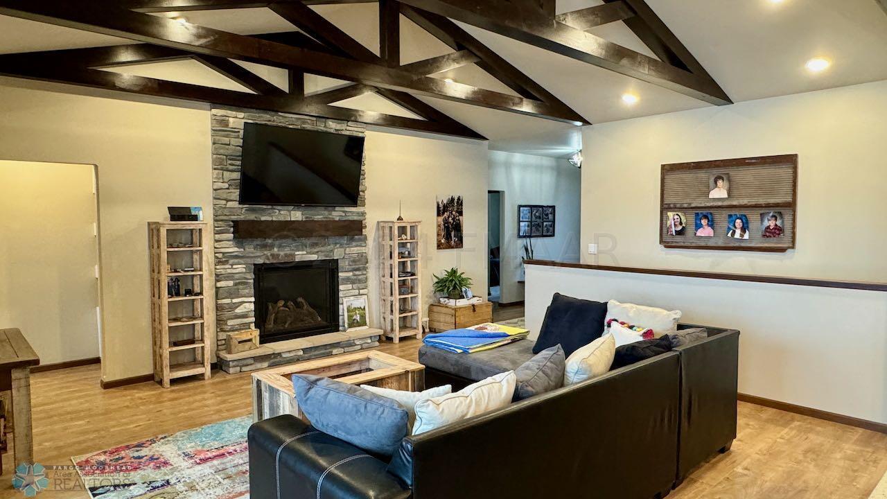 (14) Living Room