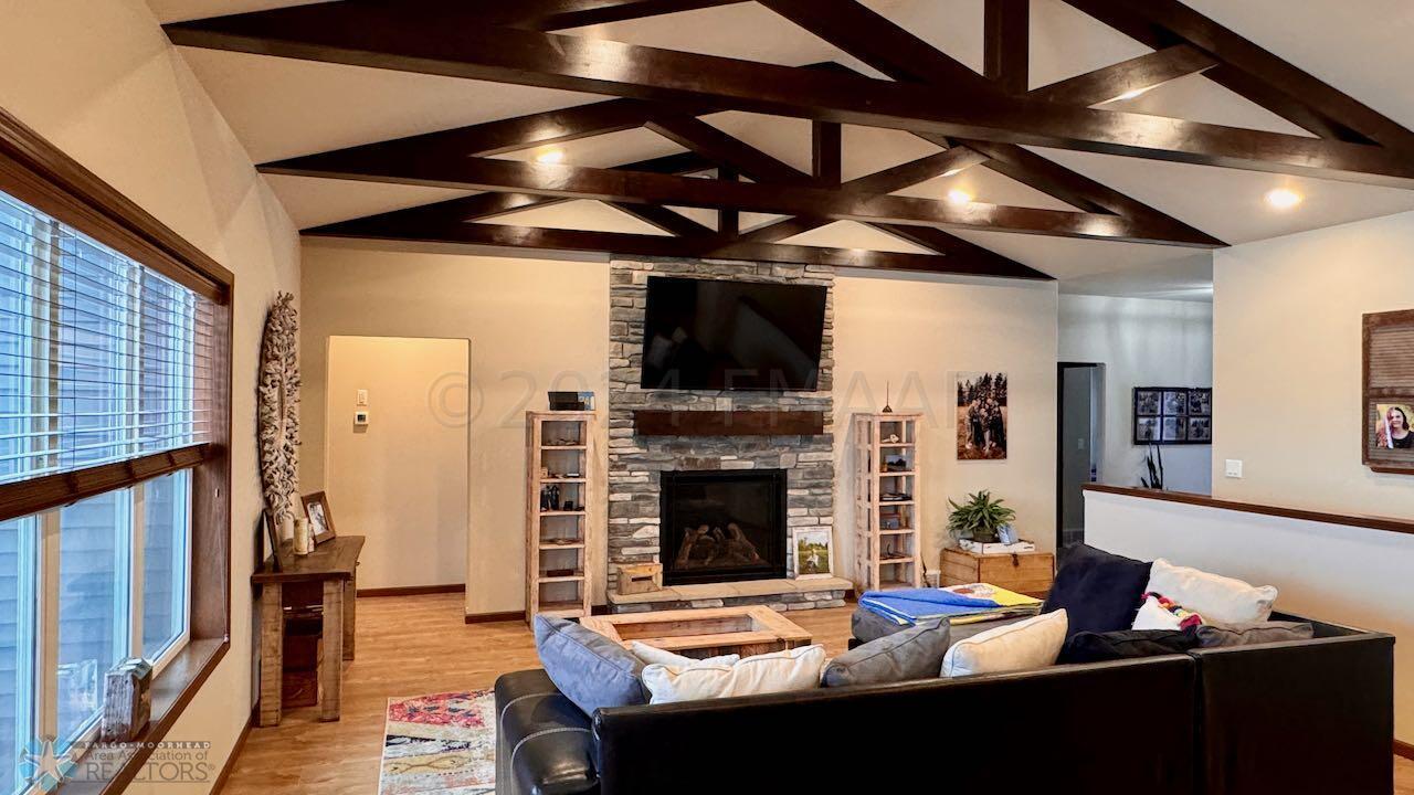 (16) Living Room
