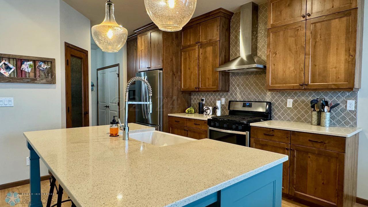 (23) Kitchen Island