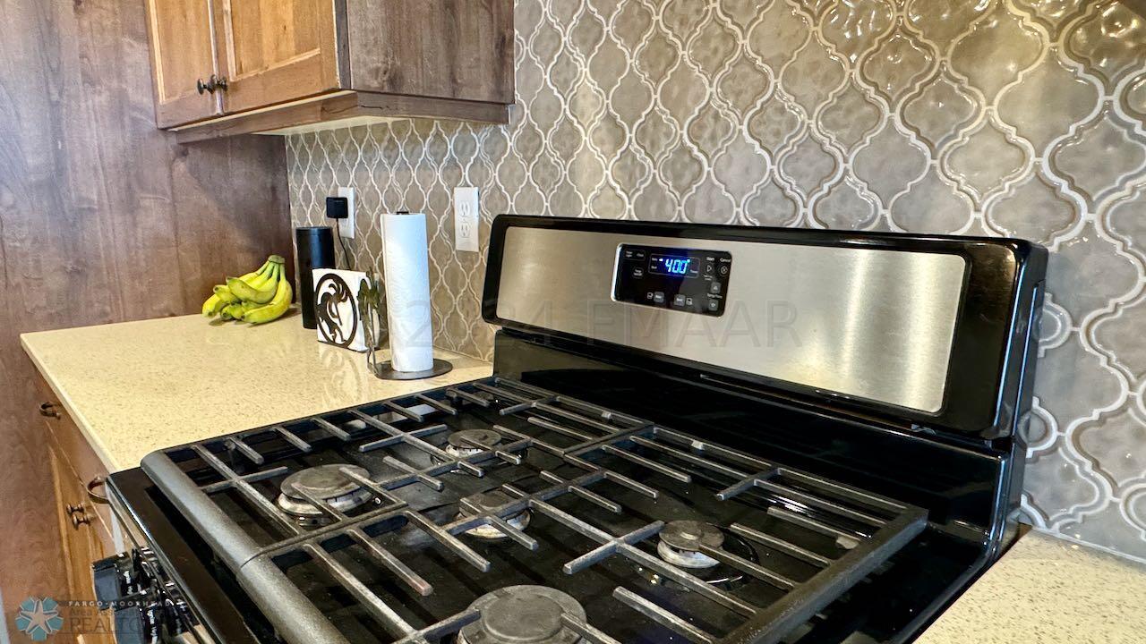 (28) Gas Range in Kitchen