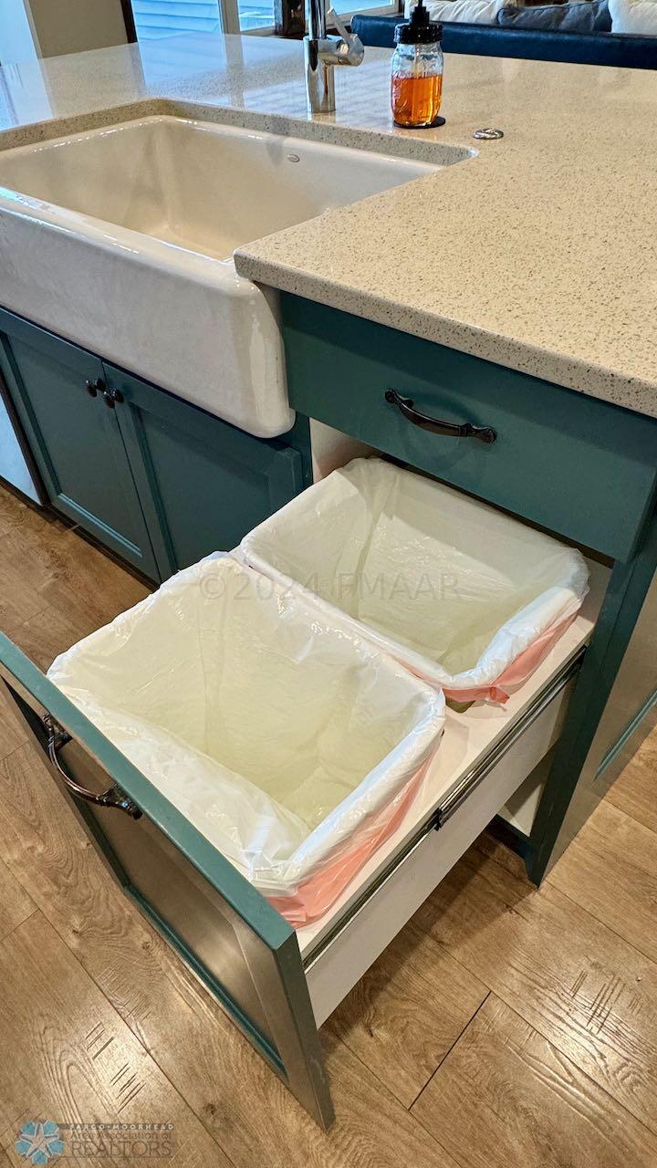 (32) Kitchen Garbage Recycling
