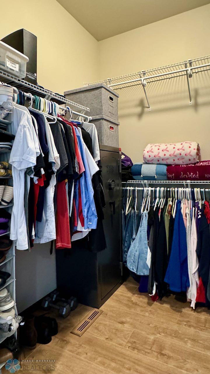 (44) Master Closet