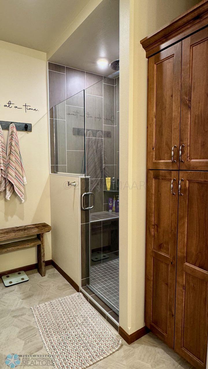(47) Master Bath Linen Shower