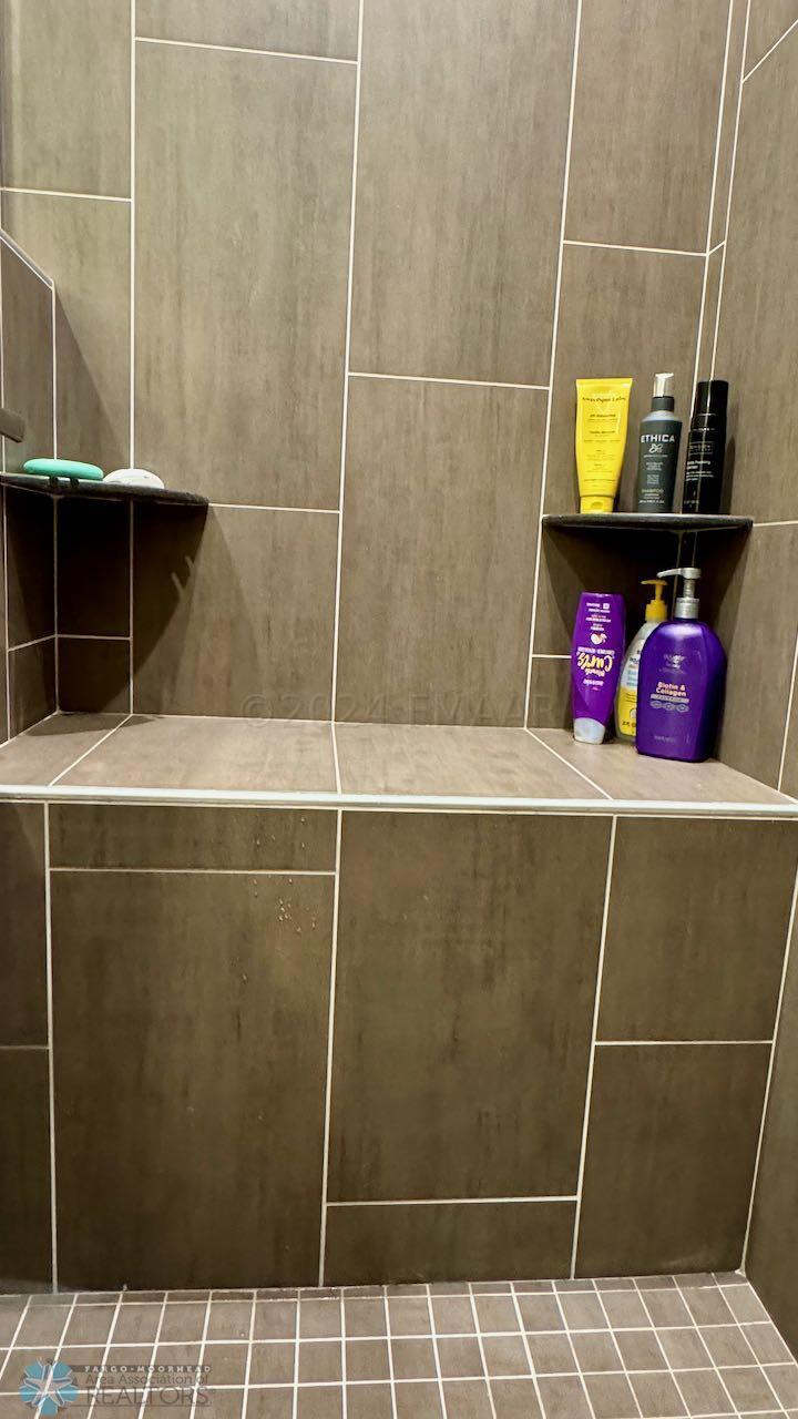(50) Bench in Master Shower