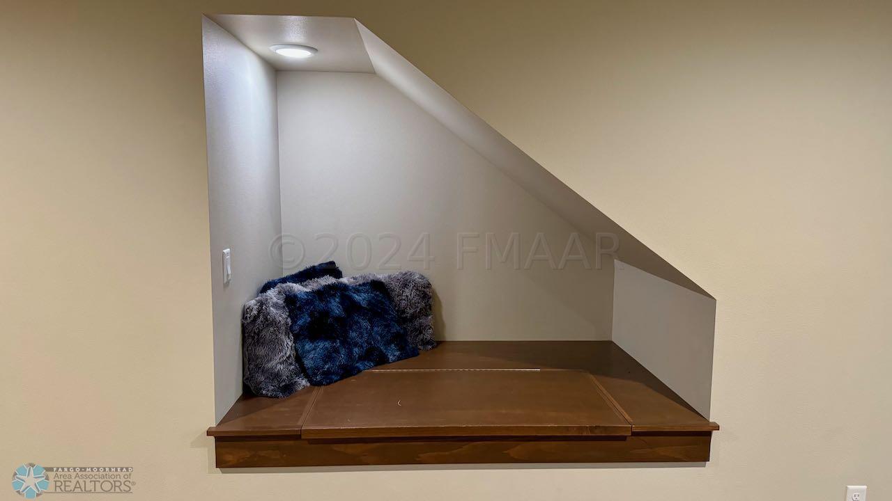 (64) Nook with Storage Under
