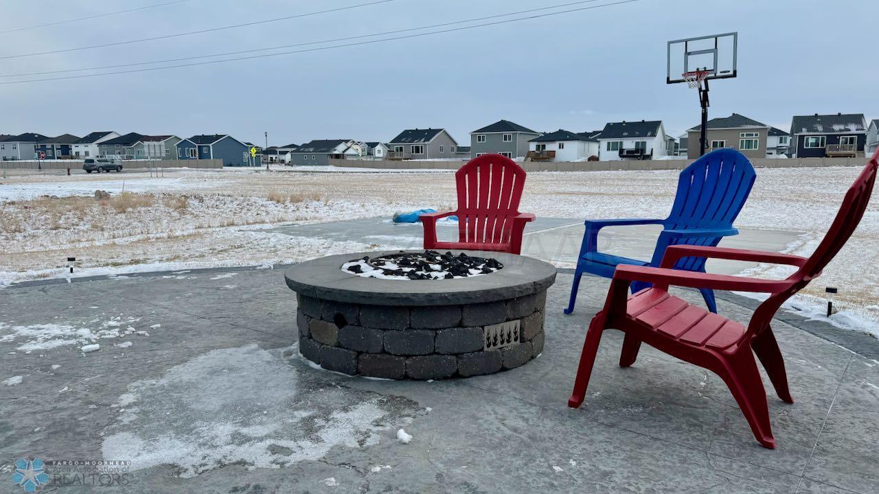 (86) Gas Fire Pit on Patio