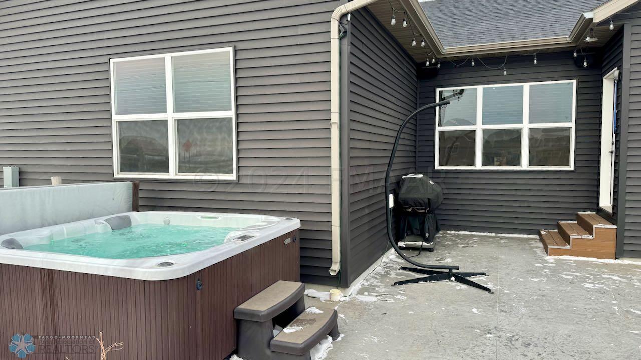 (88) Hot Tub Included