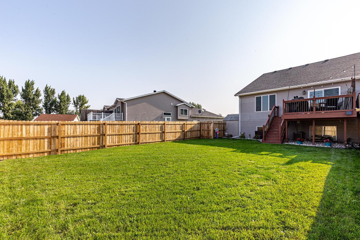Fully Fenced Yard! (Summer)
