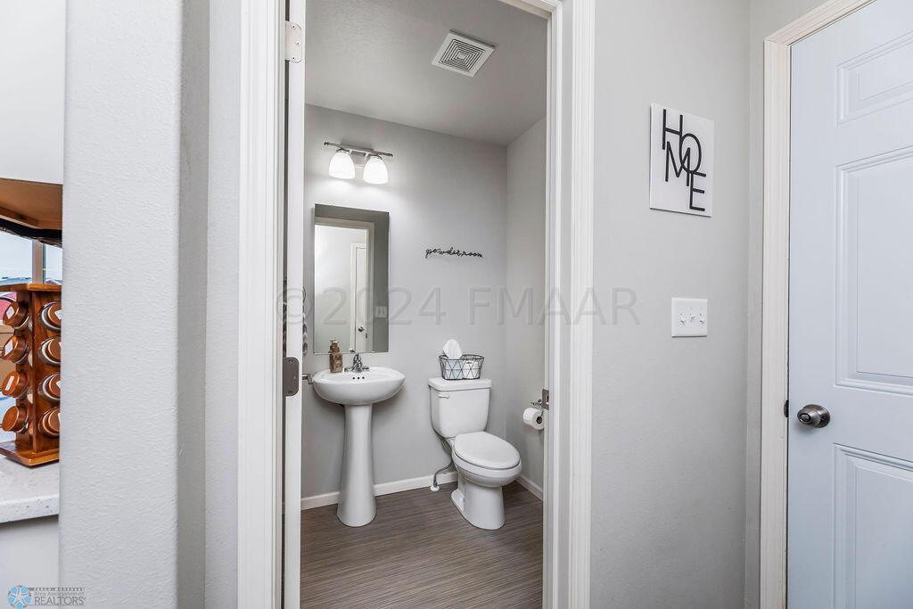 Main Level 1/2 bath