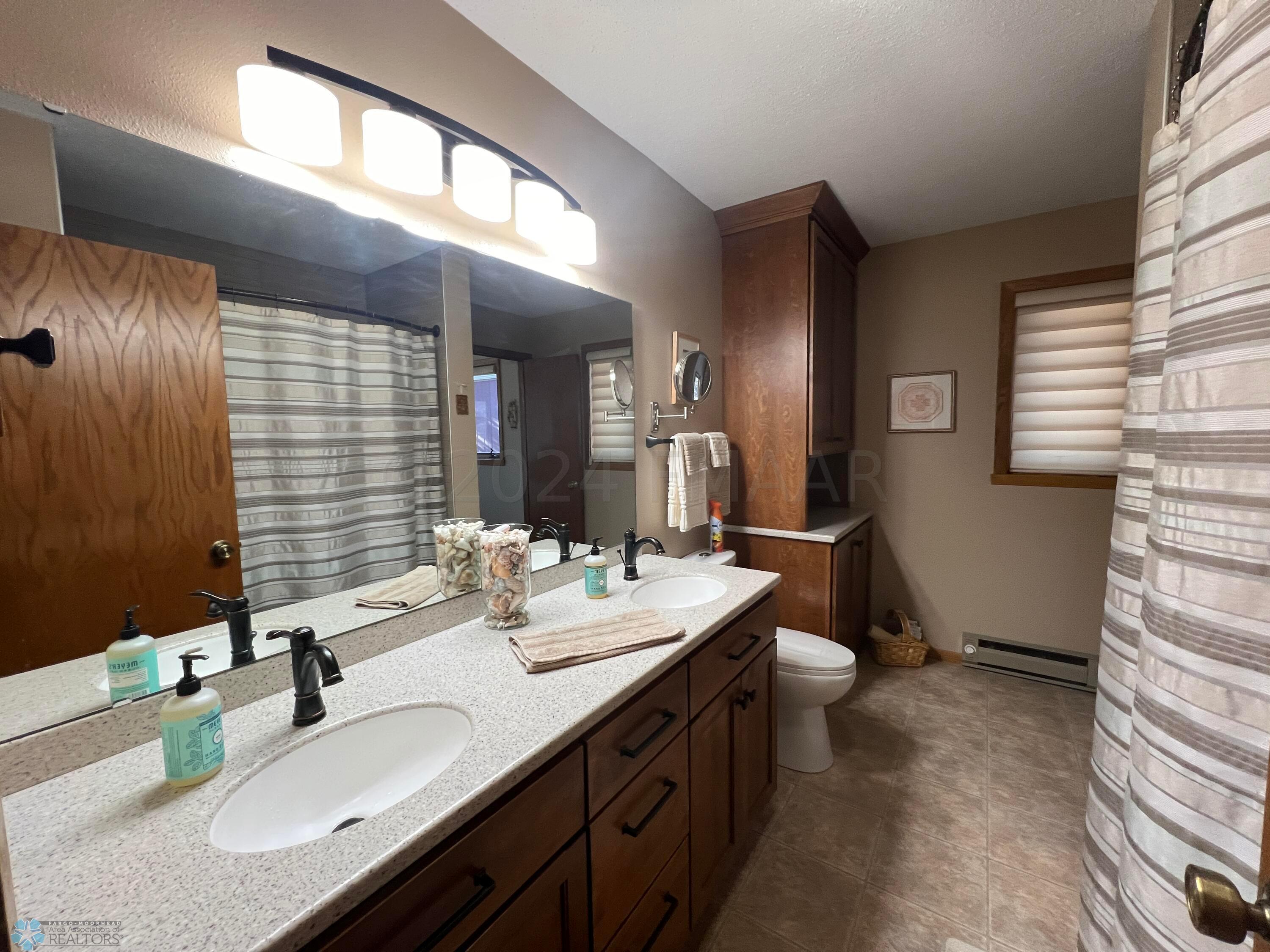 Updated bath with dual sinks