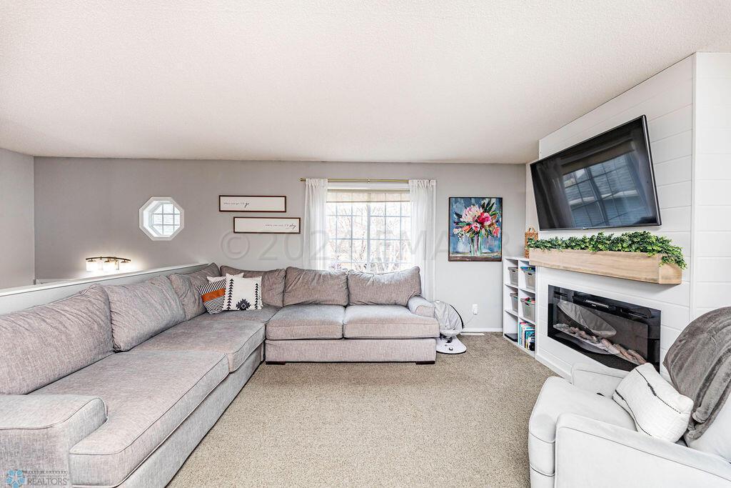 Living Room w Fireplace