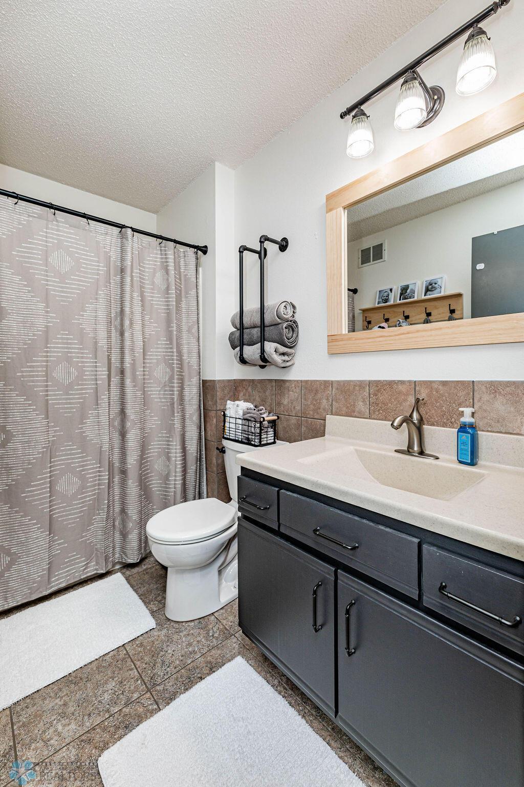 Upstairs Full Bathroom