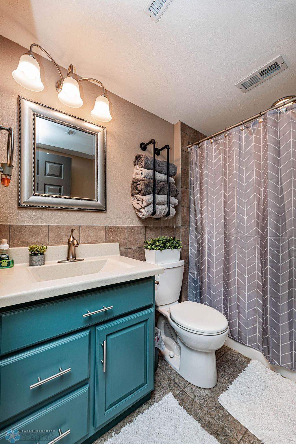 LL Bathroom w Jetted Tub