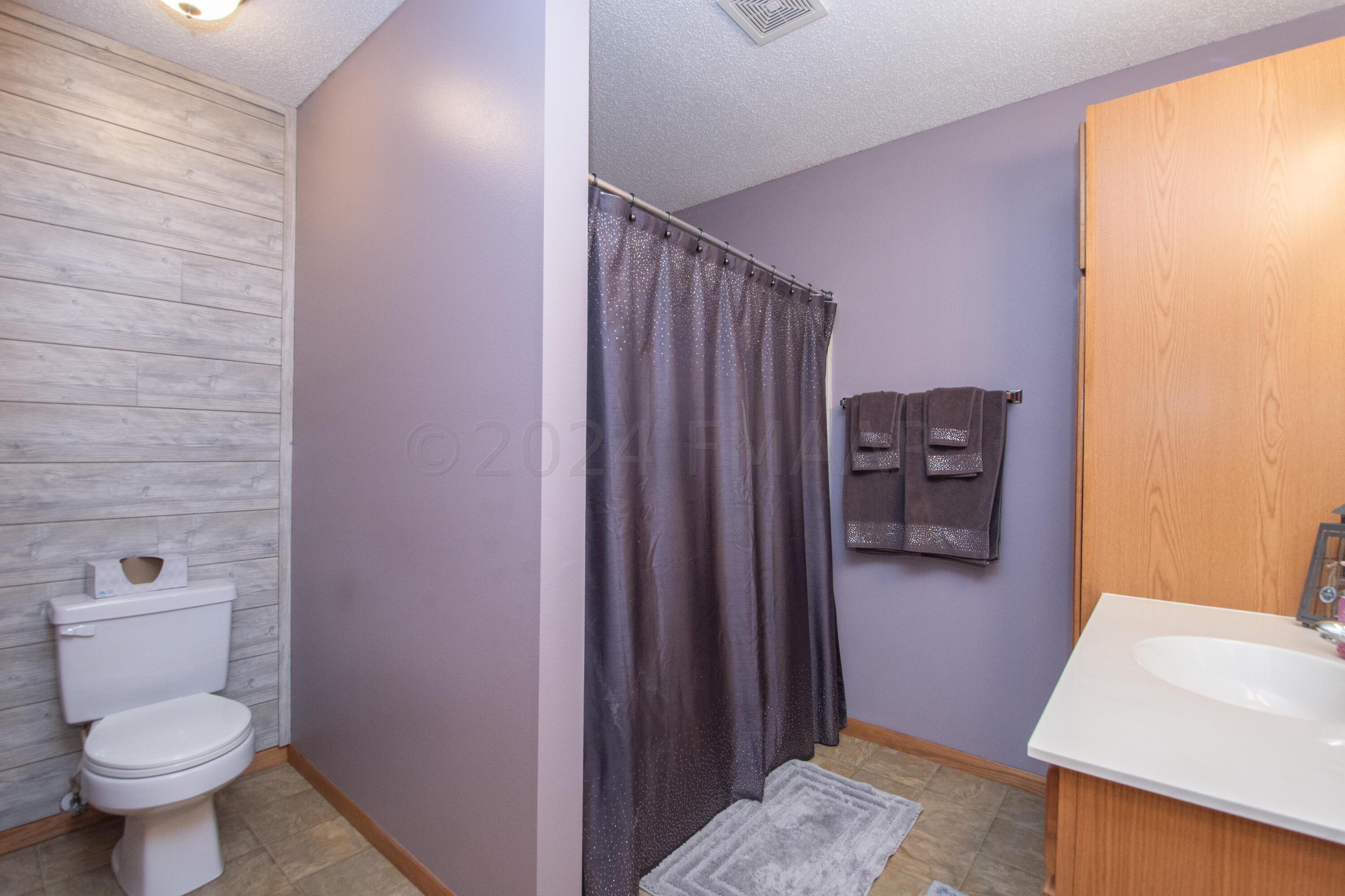 Upstairs Bathroom - Hollywood