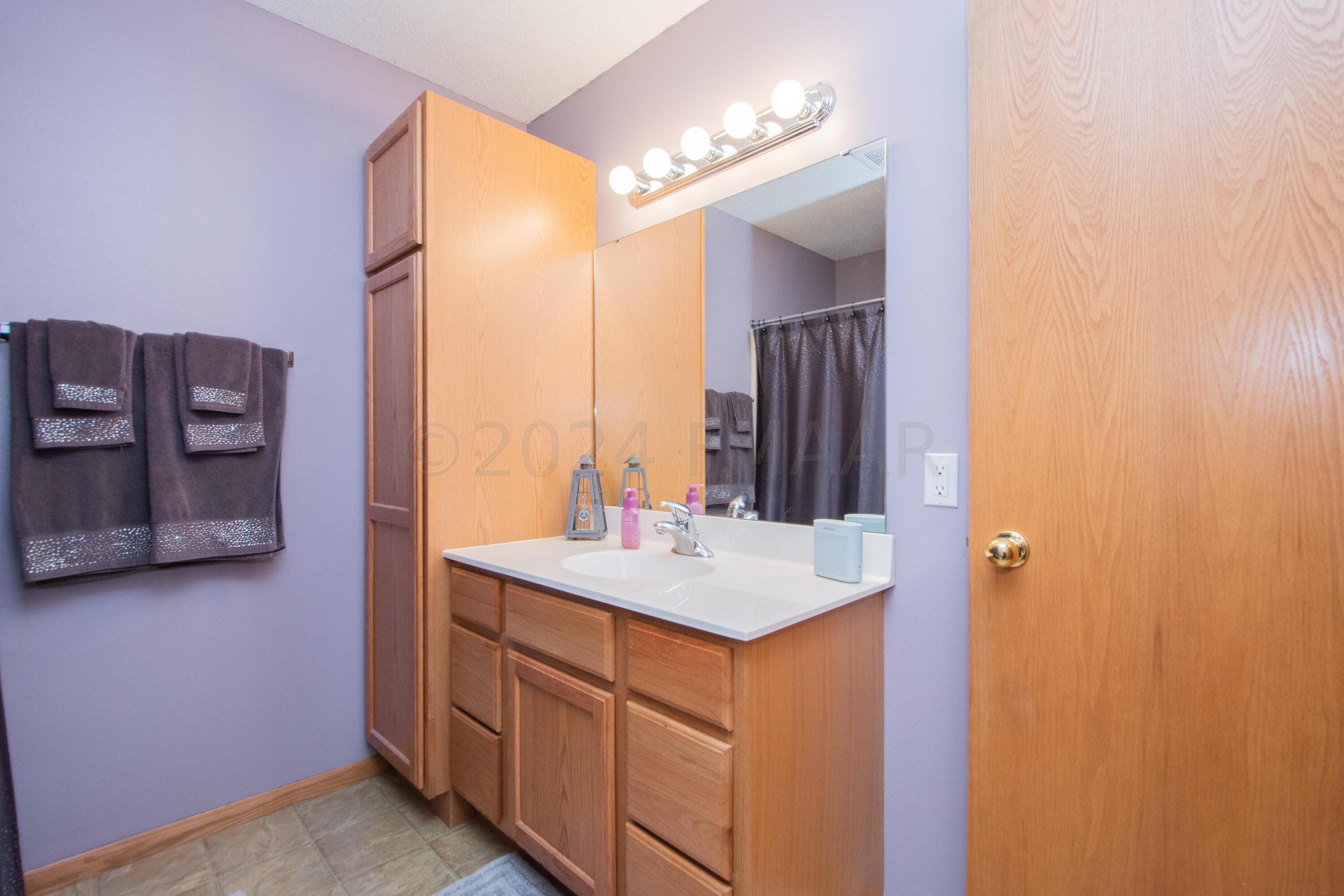 Upstairs Bathroom - Hollywood