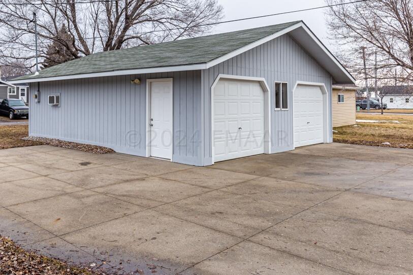 Garage South w parking
