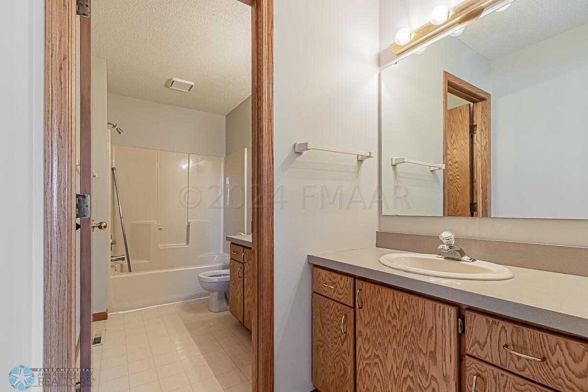 2908 38 1_2 Ave S, Fargo, ND-35