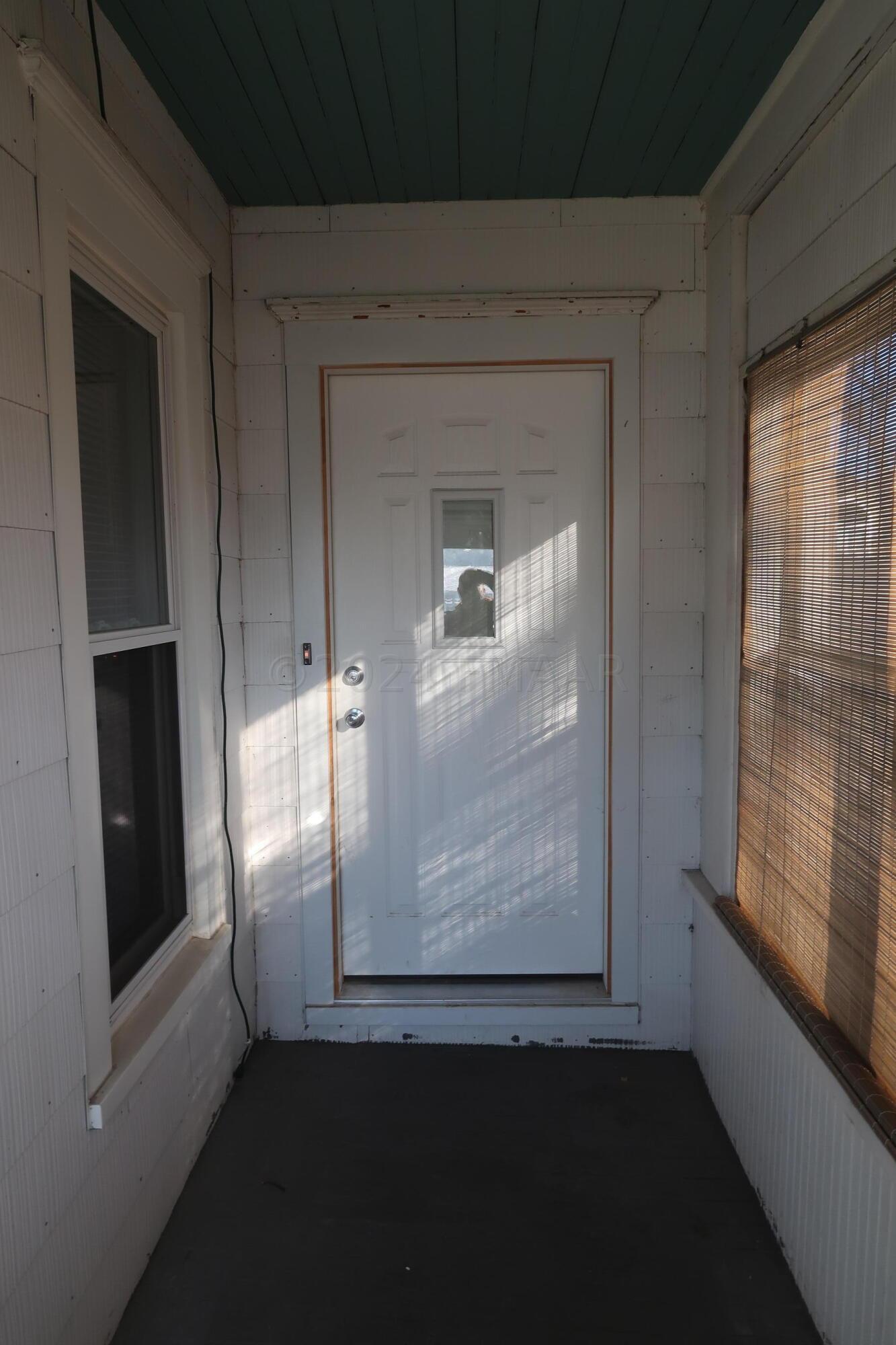 1015 5th Ave. - 10 - Front Entry from Po
