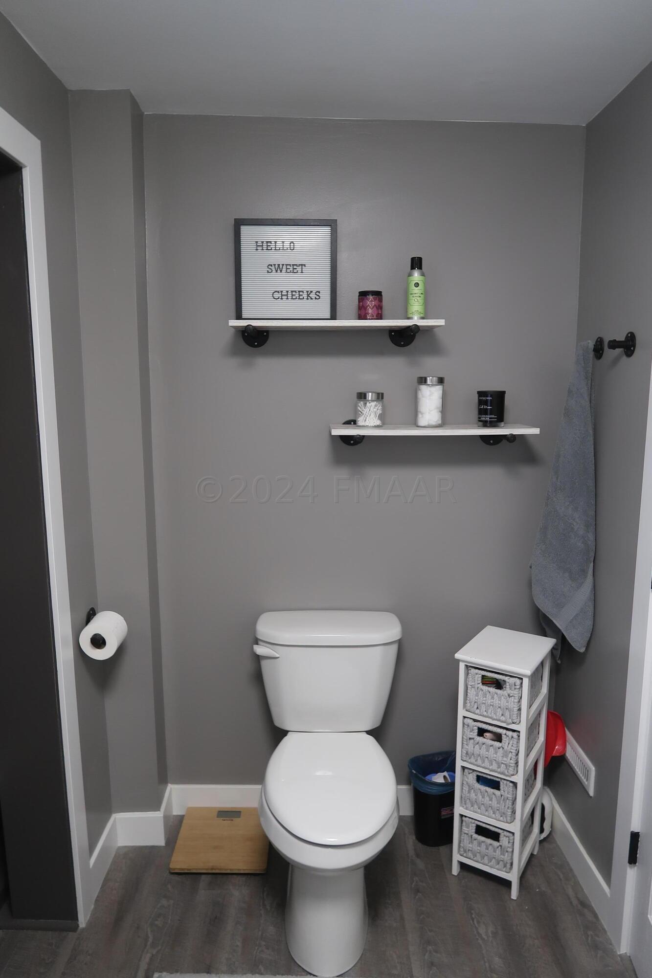 1015 5th Ave. - 20 - Bathroom pic 3