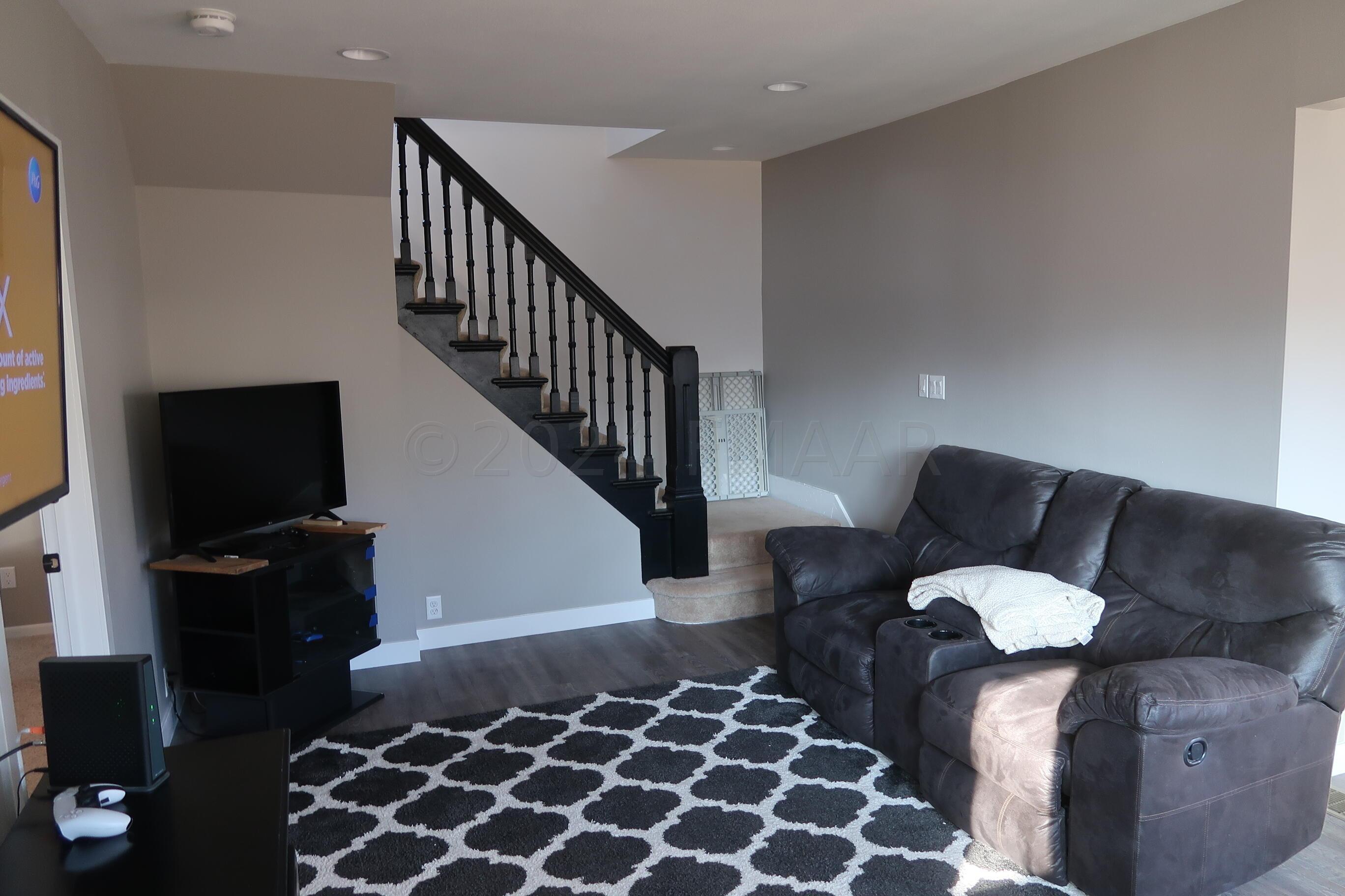 1015 5th Ave. - 21 - Living Rm pic 1