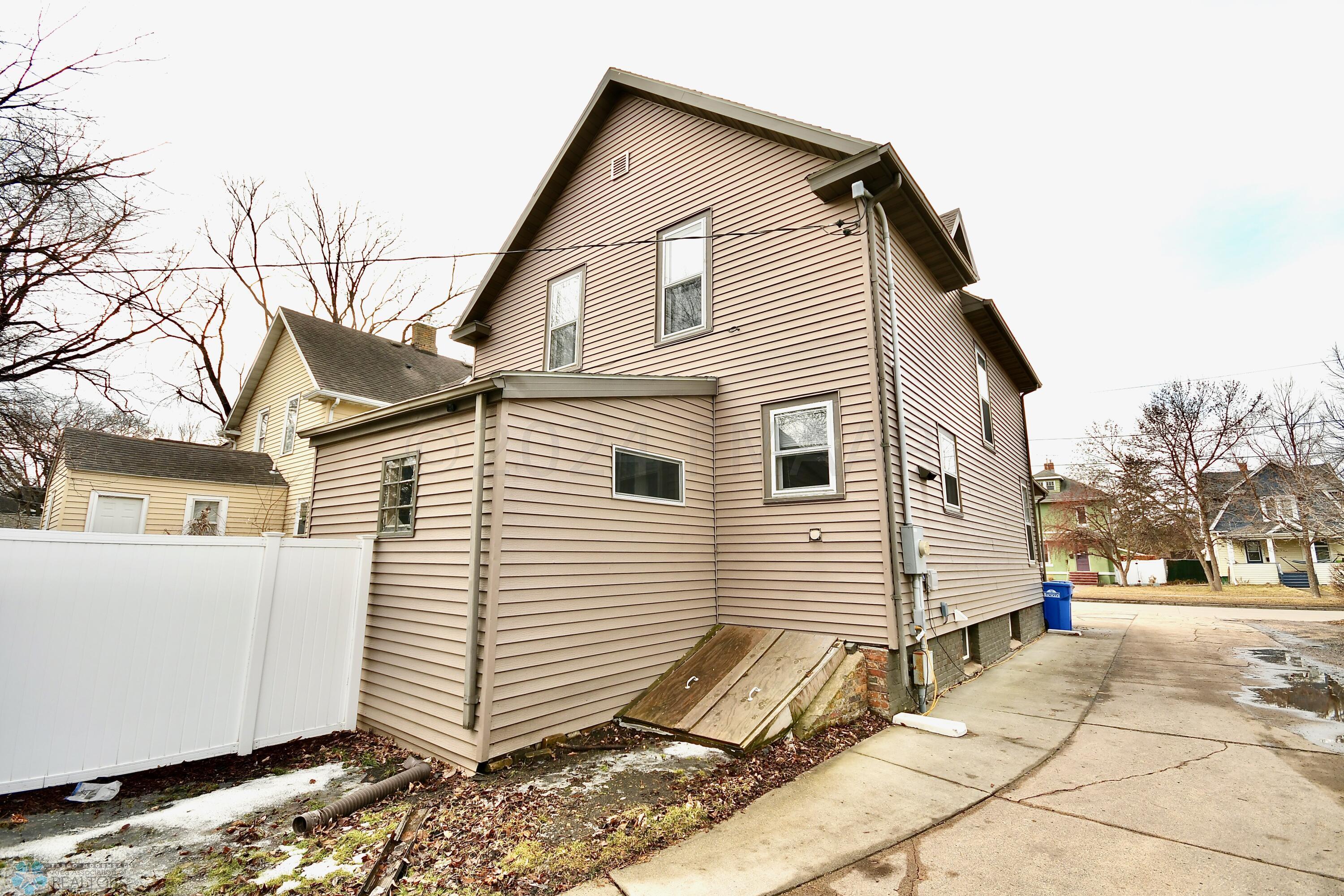 610 University Dr S