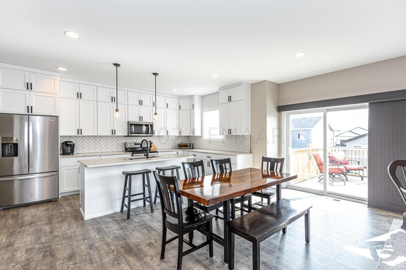 Kitchen & Dining