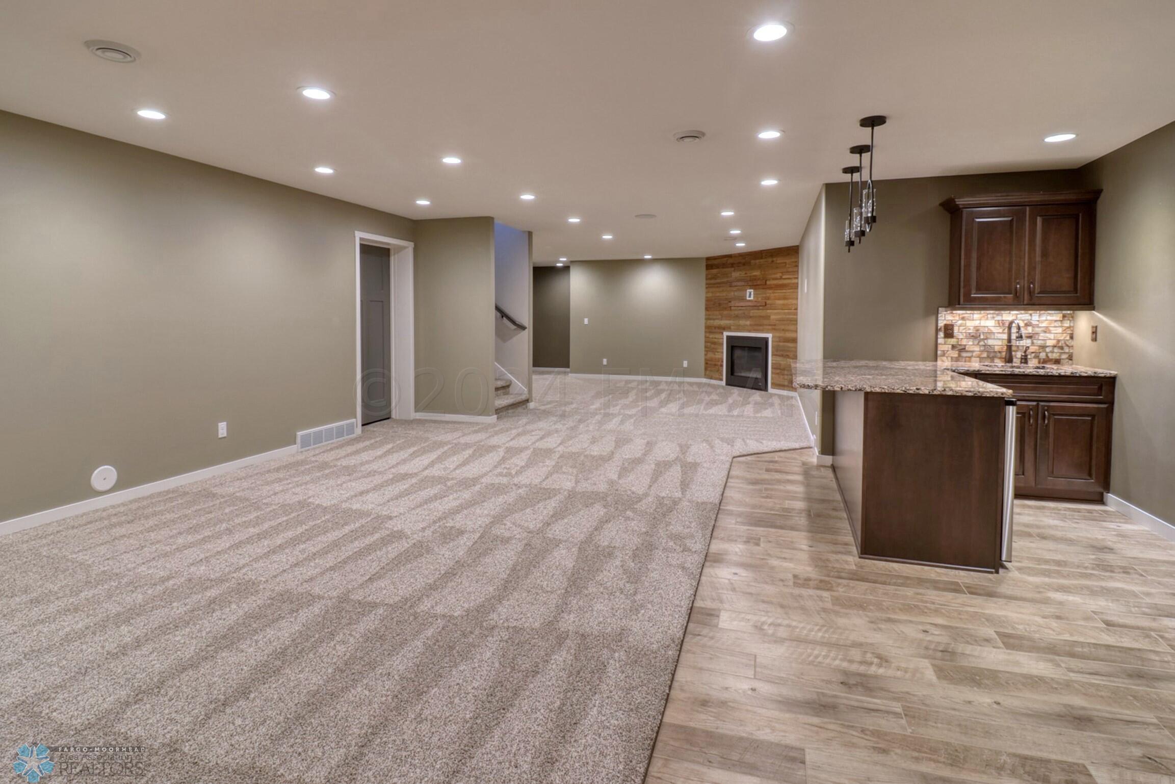 Basement Family Room w Wet Bar1_0