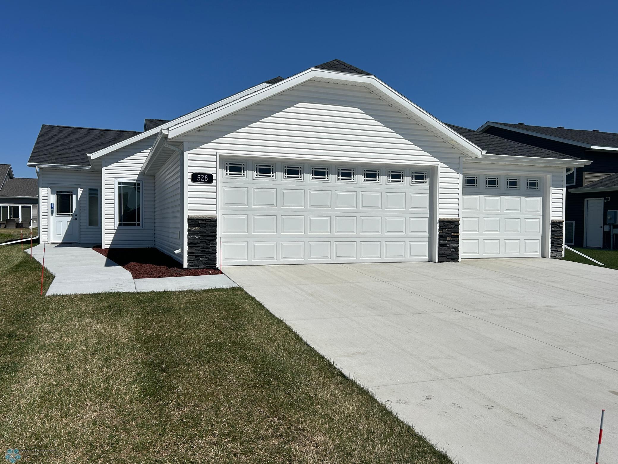 528 Westview Ln E, West Fargo