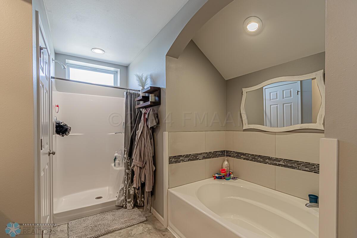 Master tub & Shower