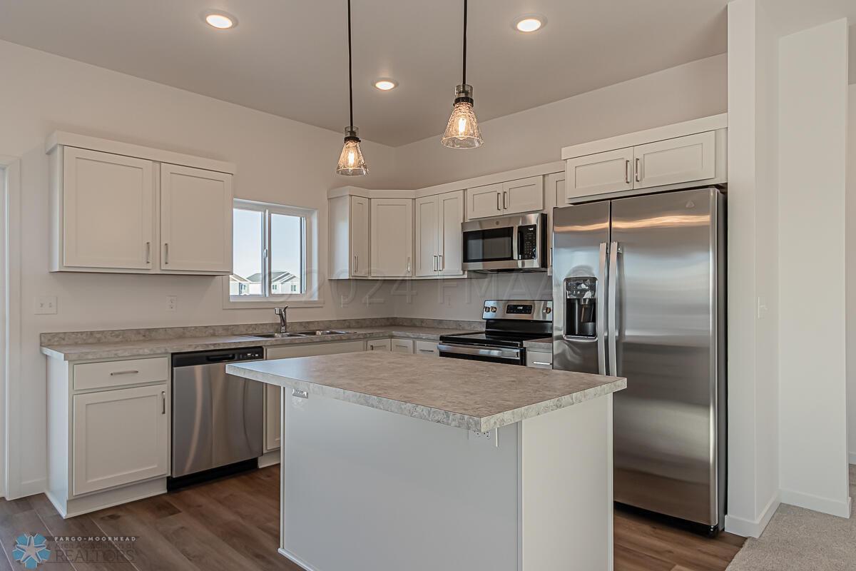 3805 33rd St S, Moorhead, MN 56560-77
