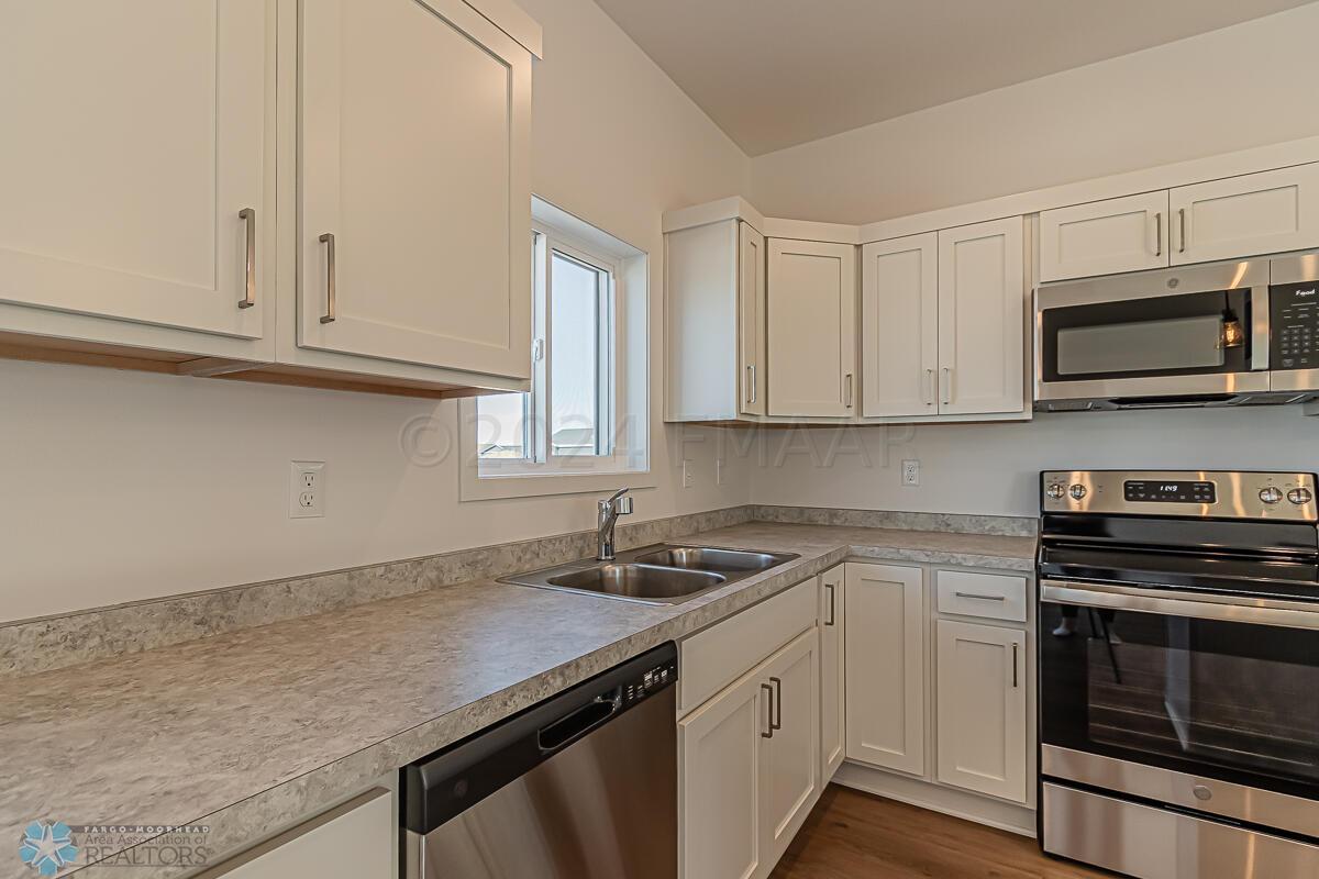 3805 33rd St S, Moorhead, MN 56560-80