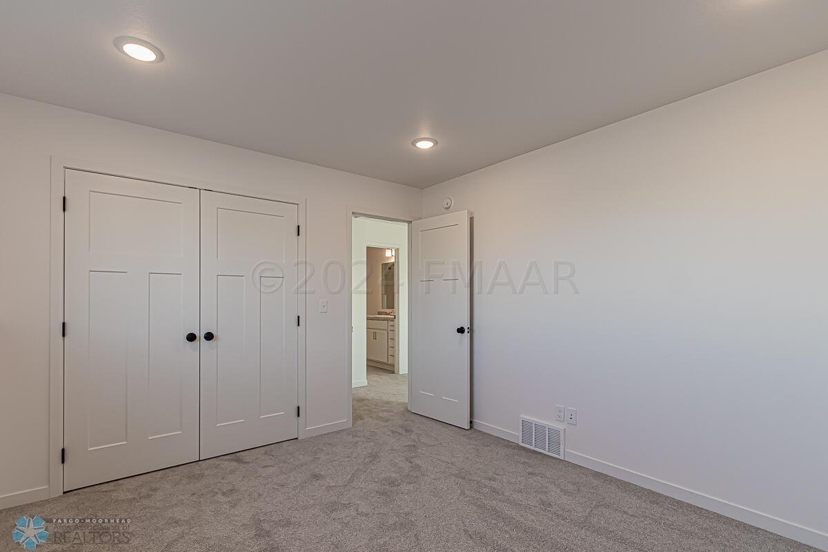 3805 33rd St S, Moorhead, MN 56560-43