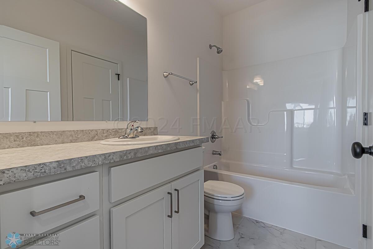 3805 33rd St S, Moorhead, MN 56560-86