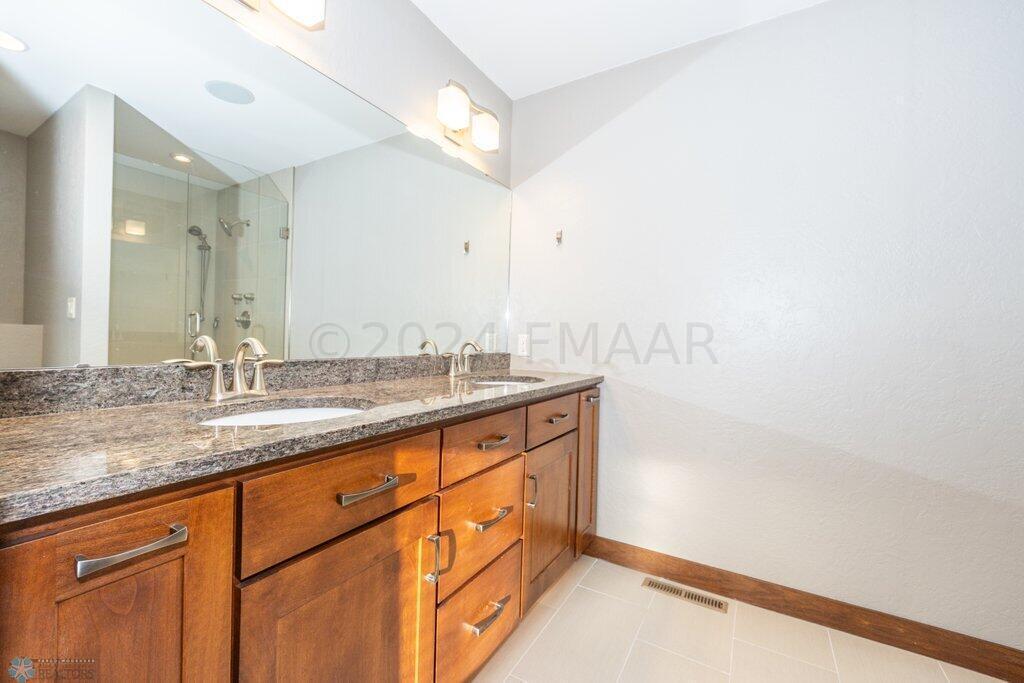 Dual vanity
