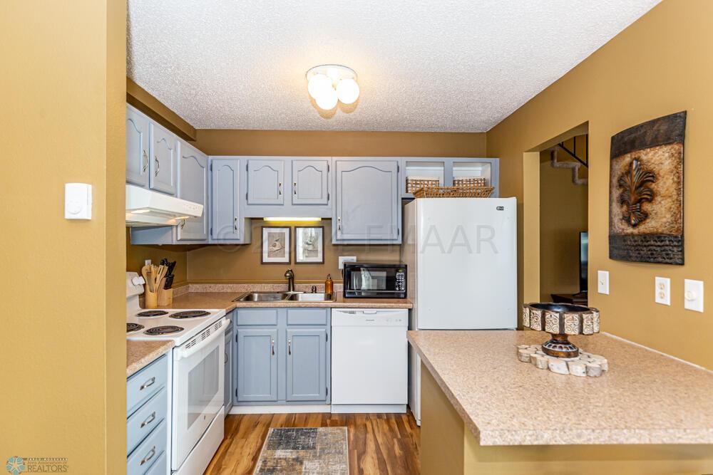 Kitchen w/Breakfast Bar