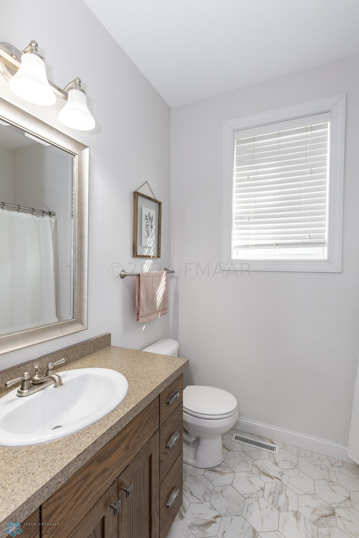 Bathroom1-MainFloor4993-6