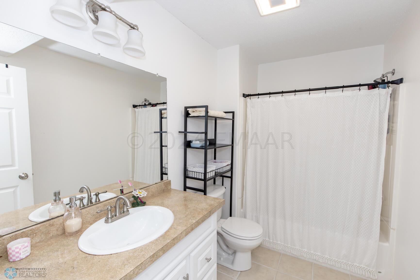 Bathroom3-Lower4993-45