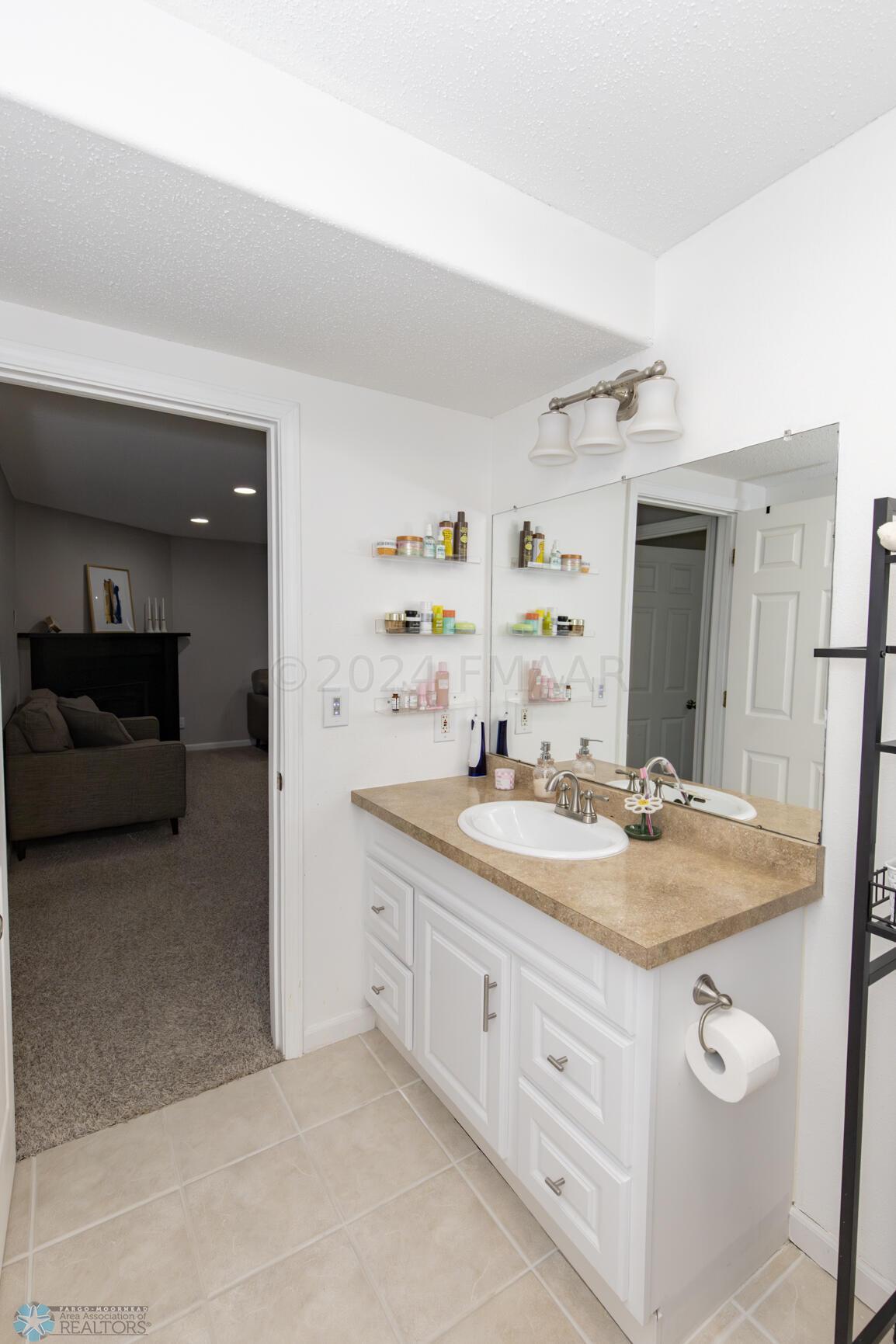 Bathroom3-Lower4993-46