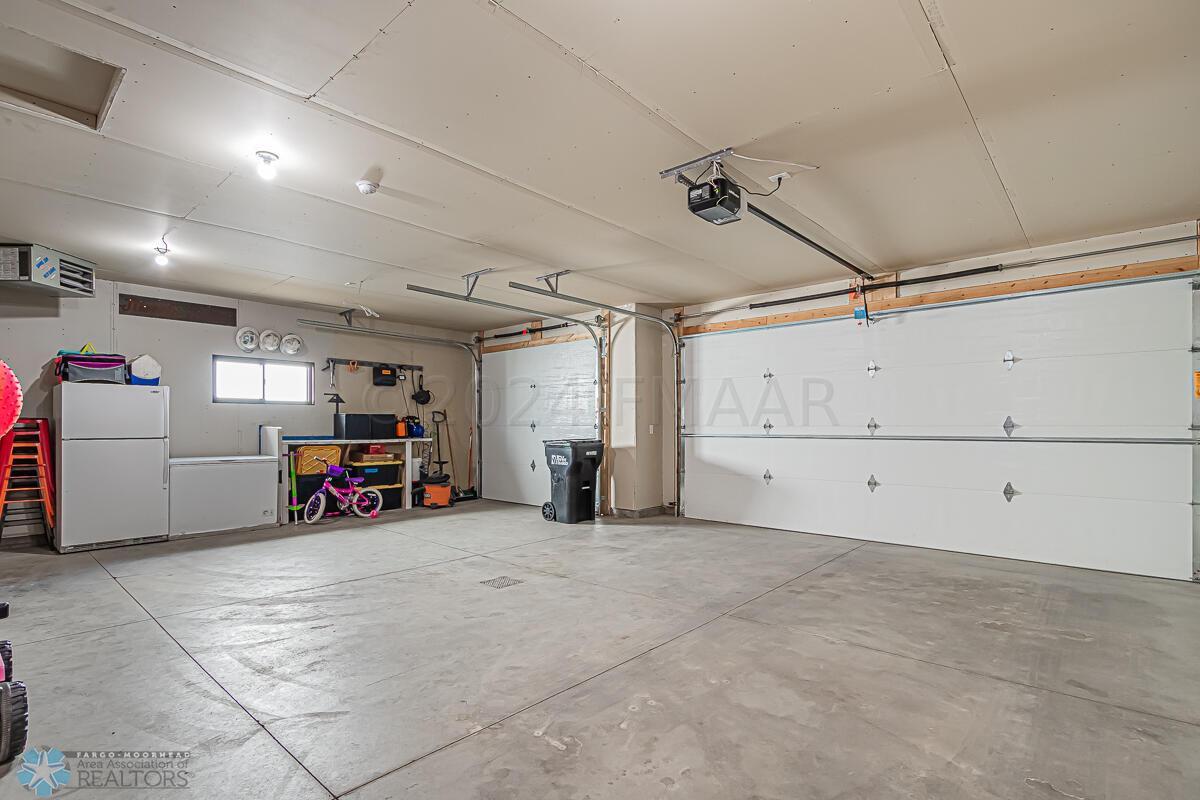 5522 Lori Ln W, West Fargo, ND 58078-36